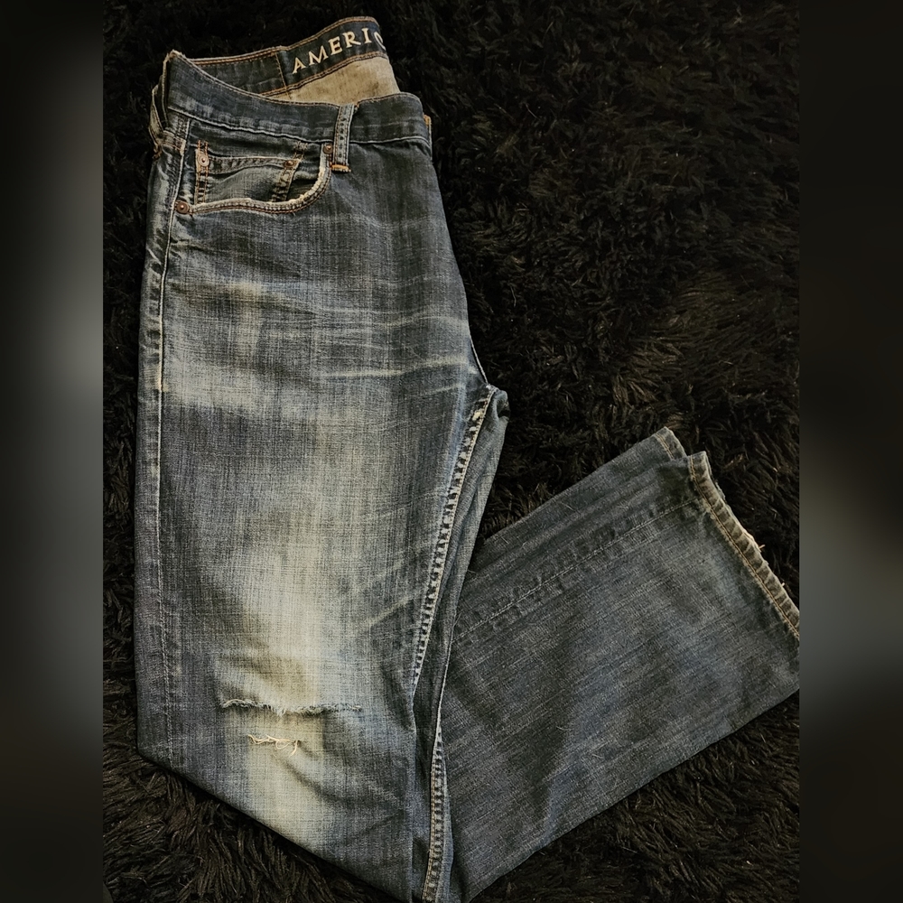 American Eagle Original Straight Jeans w/ rips at knees